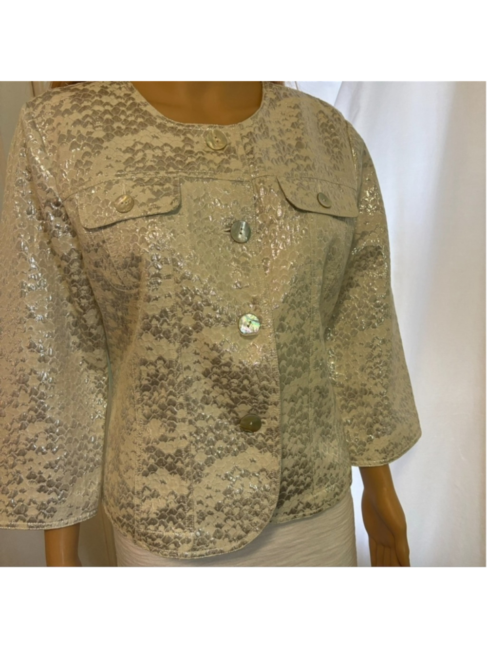 New Without Tags White Blouse With Iridescent Buttons by Ruby Red Size 10